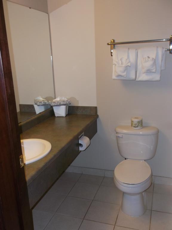 Foxwood Inn And Suites Fox Creek Room photo
