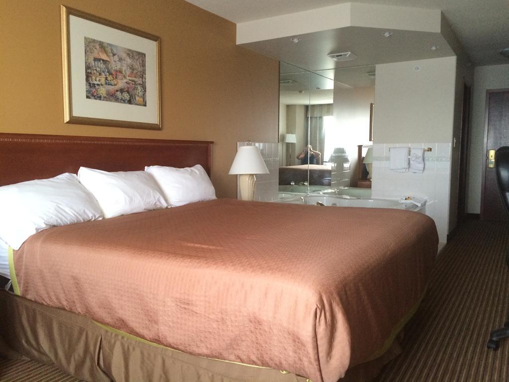 Foxwood Inn And Suites Fox Creek Room photo