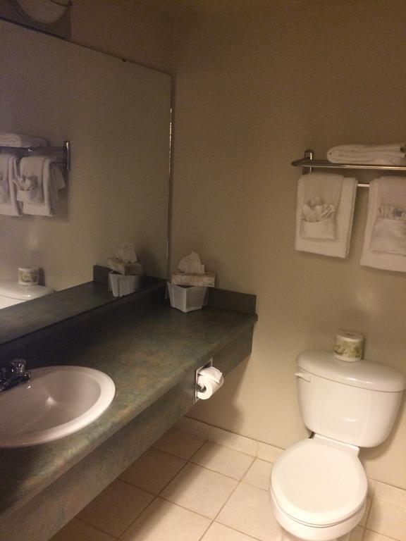 Foxwood Inn And Suites Fox Creek Room photo